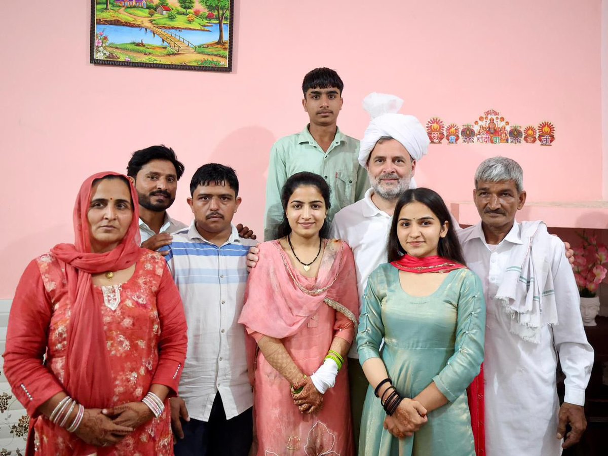 Jeetuburdak's tweet photo. राहुल गाँधी जी भी कमाल के इंसान हैं।

एक साधारण किसान परिवार में शादी का समारोह था,
न कोई मंच, न कोई बड़ी तैयारी…
और अचानक वहाँ राहुल गाँधी जी पहुँच गए।

उस किसान परिवार की उस वक्त क्या खुशी रही होगी,
शायद शब्दों में बताना भी मुश्किल है।

यही अपनापन ही तो दिल जीत लेता है… 

एक Like तो बनता है यारों....❤️