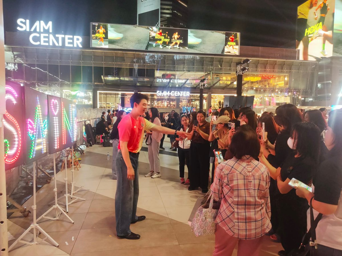 รวมพล สนุกสนานอบอุ่นมากๆค่ะ 
ขอบคุณน้องเซ้นต์ &amp; แฟนคลับ ทุกคนที่มาให้กำลังใจน้องเซ้นต์วันนี้ 

รอเชียร์ทีมสี 🍑 กันนะคะ ⚽️

ขอให้ทุกคนเดินทางกลับโดยปลอดภัยค่ะ 🙏

SAINT CH3 X SIAM PARAGON
#งาน56ปีช่อง3xSiamParagon
#Saint_sup #MingEr 
#เซ้นต์ศุภพงษ์