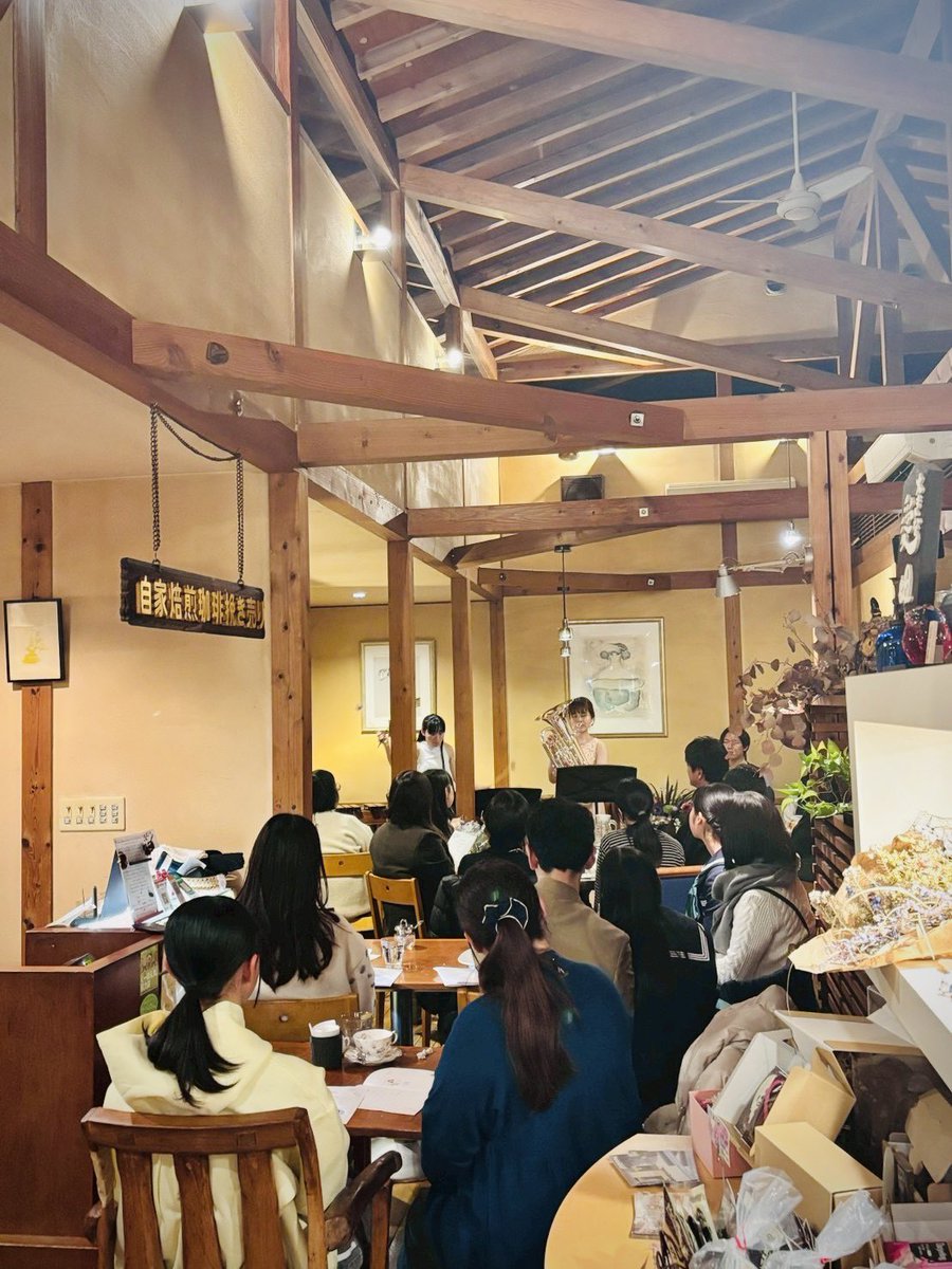 eup_minichoco's tweet photo. 珈琲煎家まいせんさんでマリンバとのミニライブを開催いたしました☕️🌿
恩師や友人、地域の方々が駆けつけてくださり感謝の気持ちでいっぱいです！またその想いをもっと音楽に昇華していけるよう、自分を奮い立たせ、より一層励んでまいります。
素敵な花束や差し入れも本当にありがとうございました🌼 https://t.co/vXDgtCseUb