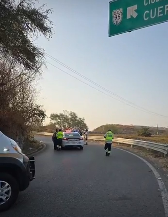 Mor_en_lucha's tweet photo. #ULTIMAHORA #PRECAUSION Por reporte de un automovilista (no por rondines de la GN carreeras), localizan el cuerpo de una persona maniatada sobre la Autopista en el retorno de #XOCHITEPEC #Morelos #Inseguridad #RevocacionDeMandato https://t.co/7wqtOpcl4h
