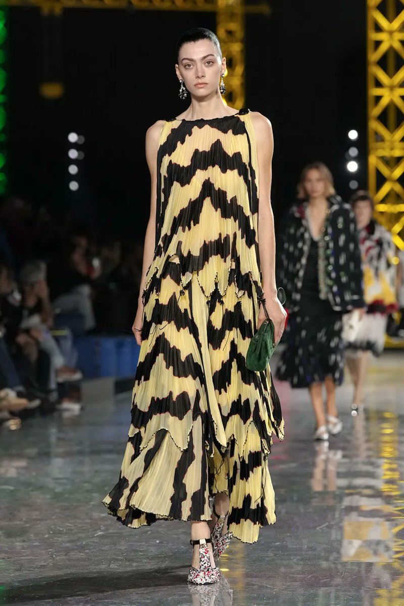 Fashionismo's tweet image. Thread #IMAGINANOOSCAR
Previsão de looks que gostaria de ver no tapete vermelho do #Oscars de acordo com os desfiles da temporada.

1. Chanel #fall26