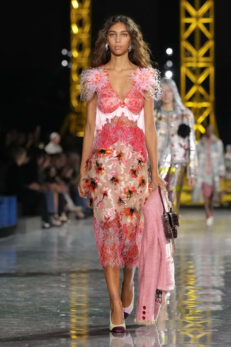 Fashionismo's tweet image. Thread #IMAGINANOOSCAR
Previsão de looks que gostaria de ver no tapete vermelho do #Oscars de acordo com os desfiles da temporada.

1. Chanel #fall26