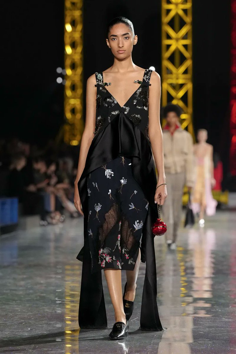 Fashionismo's tweet image. Thread #IMAGINANOOSCAR
Previsão de looks que gostaria de ver no tapete vermelho do #Oscars de acordo com os desfiles da temporada.

1. Chanel #fall26