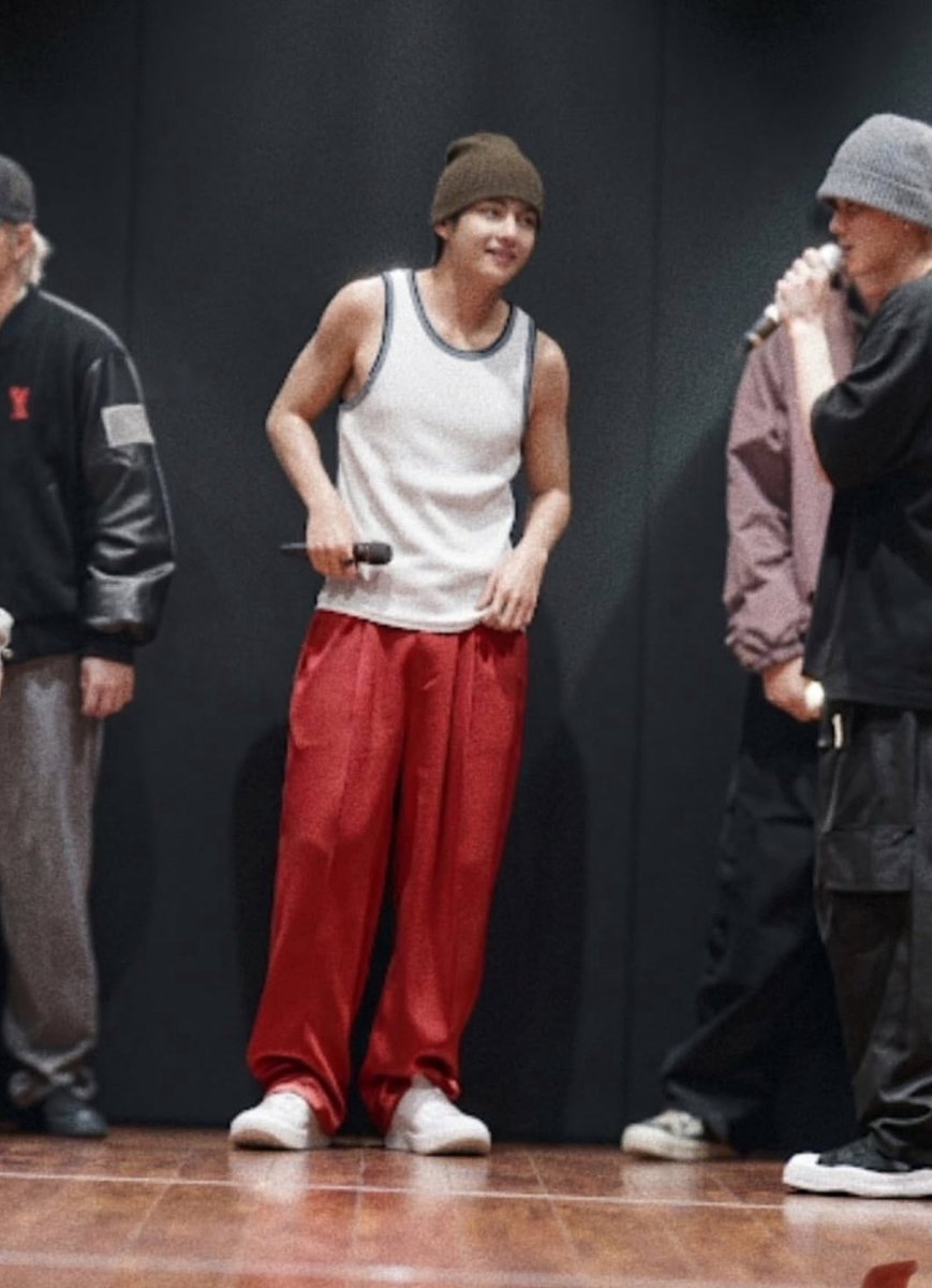 taestheticthv's tweet photo. @LetsGetItBTS7 @polarnight613 no actually https://t.co/5KRVnnA0pw