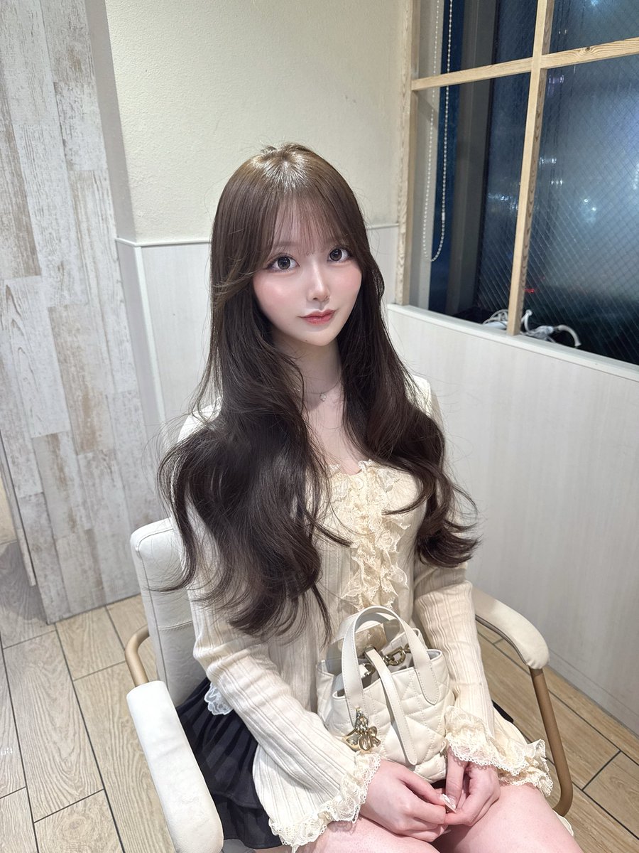 顔周りの巻き方でこんなに変わる💁🏻♡

←外まき　　　　　　内まき→