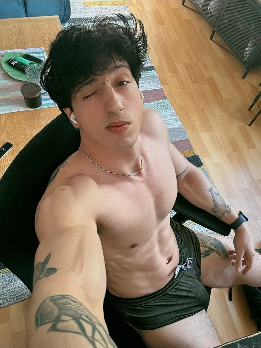 ǟʀȶɛʍɨʂ tweet media