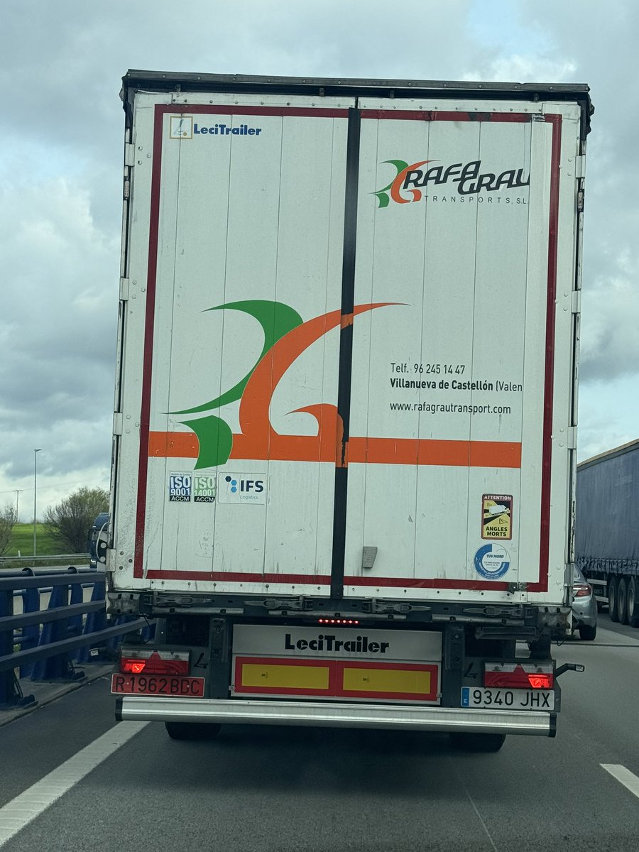 Camions circulant pel carril esquerre de l’autopista. I aquí no passa res. A part, ha fet una tancada que gairebé provoca. un accident. Se’ls ha de sancionar.