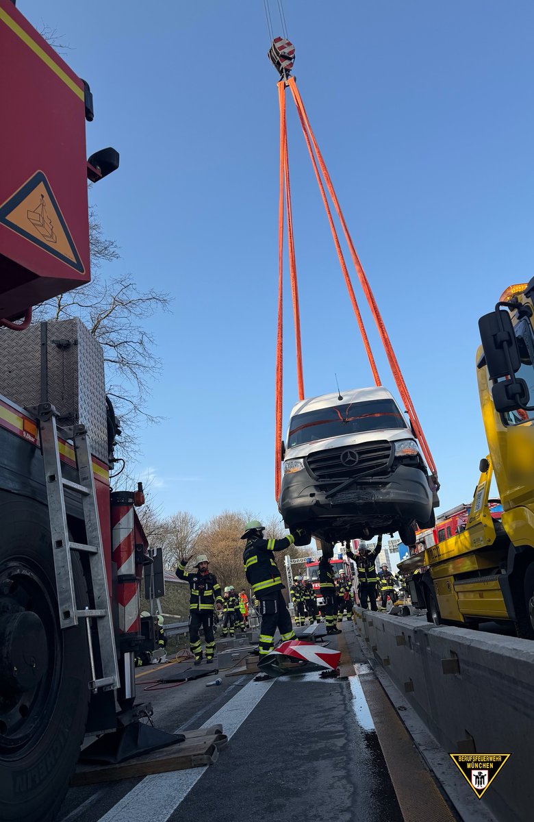 BFMuenchen's tweet photo. Heute kam es im #Berufsverkehr auf der #A96 zu einem #Unfall mit einem Transporter. Die #Feuerwehr #München musste die #Unfallstelle kurz vor #Laim mit schwerem Gerät räumen.

Alle Infos im Bericht: https://t.co/NUqdJDPhyC

#WirFürMünchen https://t.co/9fSl8Fe9bl
