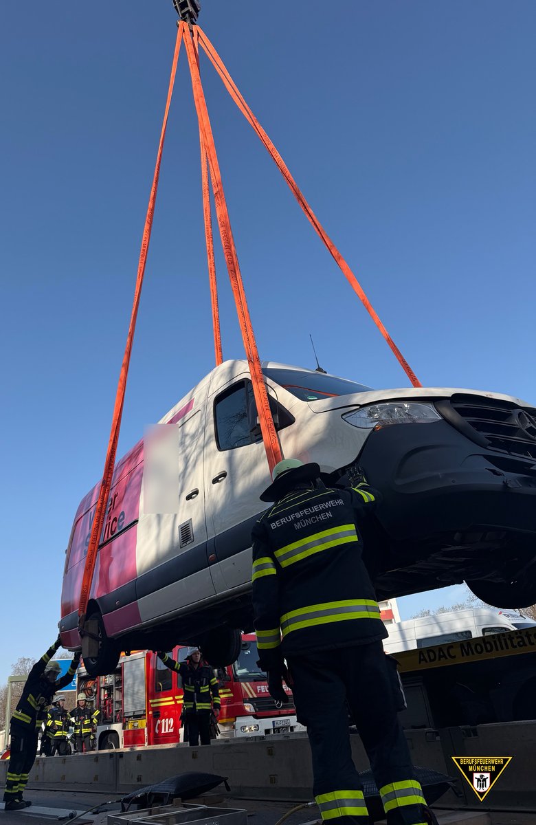 BFMuenchen's tweet photo. Heute kam es im #Berufsverkehr auf der #A96 zu einem #Unfall mit einem Transporter. Die #Feuerwehr #München musste die #Unfallstelle kurz vor #Laim mit schwerem Gerät räumen.

Alle Infos im Bericht: https://t.co/NUqdJDPhyC

#WirFürMünchen https://t.co/9fSl8Fe9bl