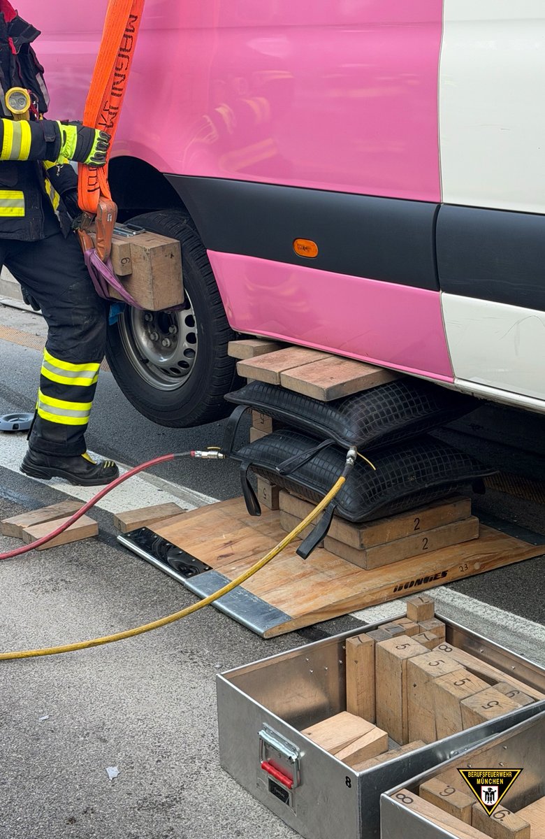 BFMuenchen's tweet photo. Heute kam es im #Berufsverkehr auf der #A96 zu einem #Unfall mit einem Transporter. Die #Feuerwehr #München musste die #Unfallstelle kurz vor #Laim mit schwerem Gerät räumen.

Alle Infos im Bericht: https://t.co/NUqdJDPhyC

#WirFürMünchen https://t.co/9fSl8Fe9bl