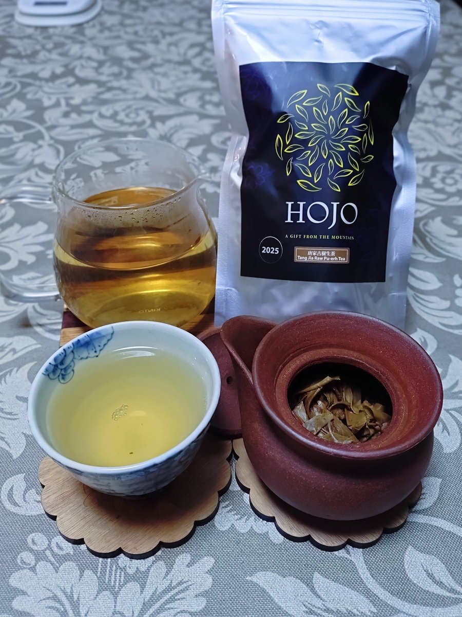 viotaca's tweet photo. HOJOさんの唐家古樹生茶2025
昨年のものだからというのもあるかもだけど、やはり緑茶の仲間と感じさせてくれる緑色を感じる。
味も同じく濁りが全くなく、澄んでいる。それでいて長い余韻。
この優しさと透明感に感動。毎日でも飲みたいお茶。
#hojotea #プーアル茶 #プーアル生茶 #茶好連 https://t.co/yyfXQ3opRQ