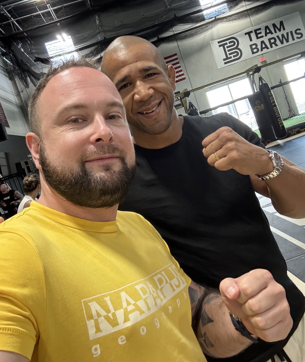 ar_ostaszewski's tweet photo. Gregory Rodrigues - autor sobotniego nokautu na UFC 326 i zdobywca bonusu - pozdrawia polskich fanów MMA 👊🏻
.
Wpadłem w odwiedziny do @KillCliff_FC 💚 https://t.co/2vUdHTxdOU