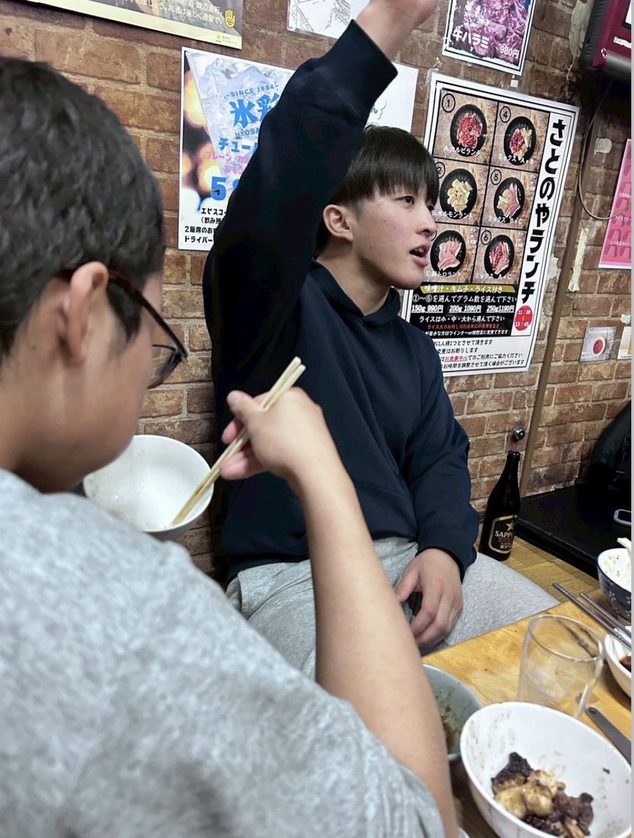 kujc2024's tweet photo. 部員紹介第一回
森　海（もり　かい）
我らが主将、森　海！
おそらく七帝柔道部で一番名前が覚えやすい男。彼がスパイスから作るカレーは部員から非常に好評である。
酔っ払うと歩き方がガニ股になるのが玉にキズだが、その圧倒的パワーで筋トレルームではお守りをブンブン振り回している。
#京大柔道 https://t.co/Kww6teIAG3
