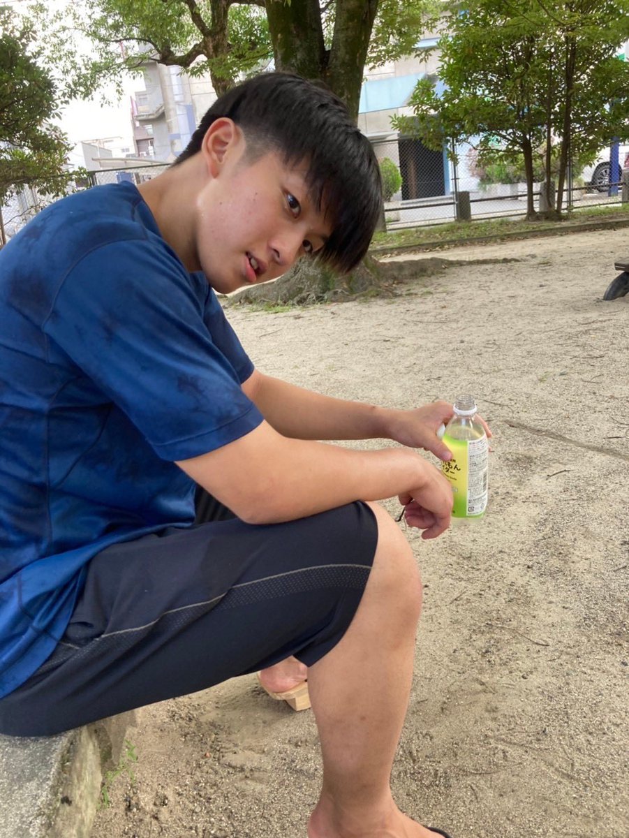 kujc2024's tweet photo. 部員紹介第一回
森　海（もり　かい）
我らが主将、森　海！
おそらく七帝柔道部で一番名前が覚えやすい男。彼がスパイスから作るカレーは部員から非常に好評である。
酔っ払うと歩き方がガニ股になるのが玉にキズだが、その圧倒的パワーで筋トレルームではお守りをブンブン振り回している。
#京大柔道 https://t.co/Kww6teIAG3