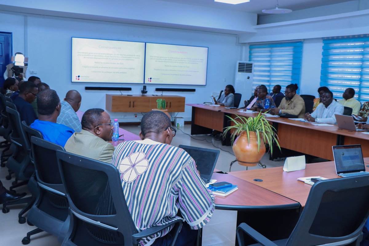 OMSTogo's tweet photo. Une mission du Secrétariat de la Convention-cadre de l'OMS pour la lutte antitabac séjourne au #Togo.

L'objectif est d'évaluer les besoins pour mettre en œuvre le protocole pour éliminer le commerce illicite des produits du tabac, un traité clé pour la #SantéPublique mondiale. https://t.co/TwgzYHMpdN