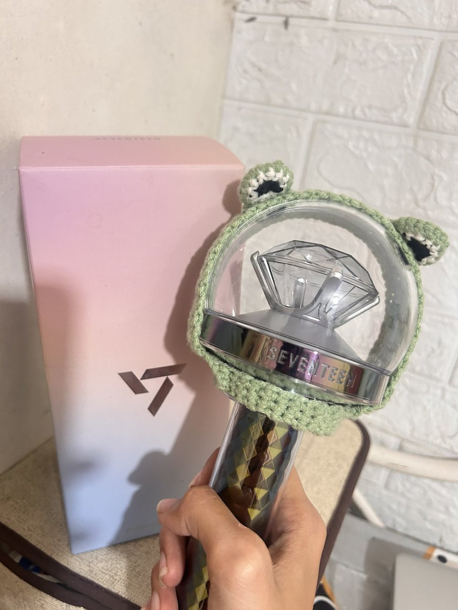 __cmdiary's tweet photo. Inch check
WTS LFB 
CaratBong Ver 3
~ used only during Follow Tour in Bulacan
~ only issue: missing dust bag
~ want to sell it for 2k but can lower the price for sure buyer 
#seventeen #_NewInBulacan #SeventeenConcert https://t.co/8TDb1hKAKP