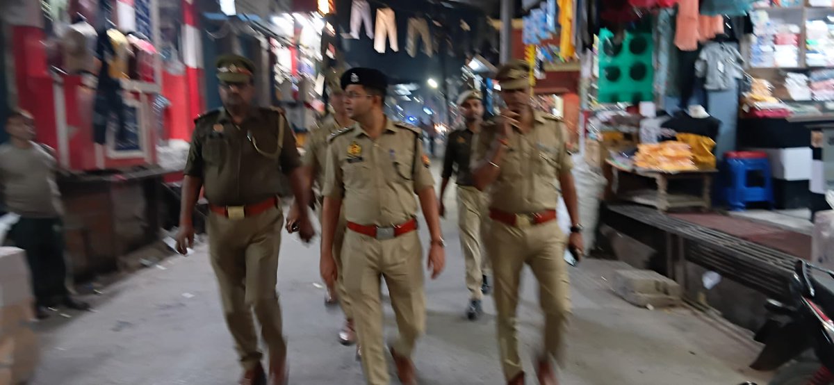sambhalpolice's tweet photo. #SPSambhal @Krishan_IPS के निर्देशन में #C0 चंदौसी द्वारा #SO बनियाठेर मय पुलिस बल के साथ थाना बनियाठेर क्षेत्रान्तर्गत त्यौहारों, अपराध नियंत्रण, कानून एवं शान्ति व्यवस्था के दृष्टिगत प्रमुख स्थानों पर #FootPatrolling कर संदिग्ध व्यक्ति/वाहनों की चैकिंग की गयी।
#UPPolice https://t.co/hg5LohDXM0