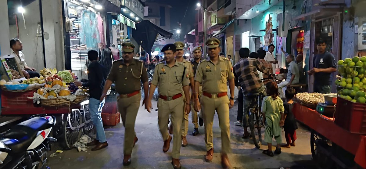sambhalpolice's tweet photo. #SPSambhal @Krishan_IPS के निर्देशन में #C0 चंदौसी द्वारा #SO बनियाठेर मय पुलिस बल के साथ थाना बनियाठेर क्षेत्रान्तर्गत त्यौहारों, अपराध नियंत्रण, कानून एवं शान्ति व्यवस्था के दृष्टिगत प्रमुख स्थानों पर #FootPatrolling कर संदिग्ध व्यक्ति/वाहनों की चैकिंग की गयी।
#UPPolice https://t.co/hg5LohDXM0