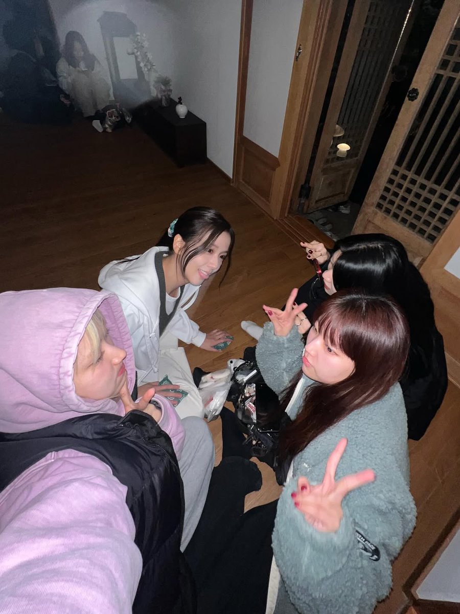 jisoospic's tweet photo. JISOO with her team for Boyfriend on Demand https://t.co/CFkvVbreVw