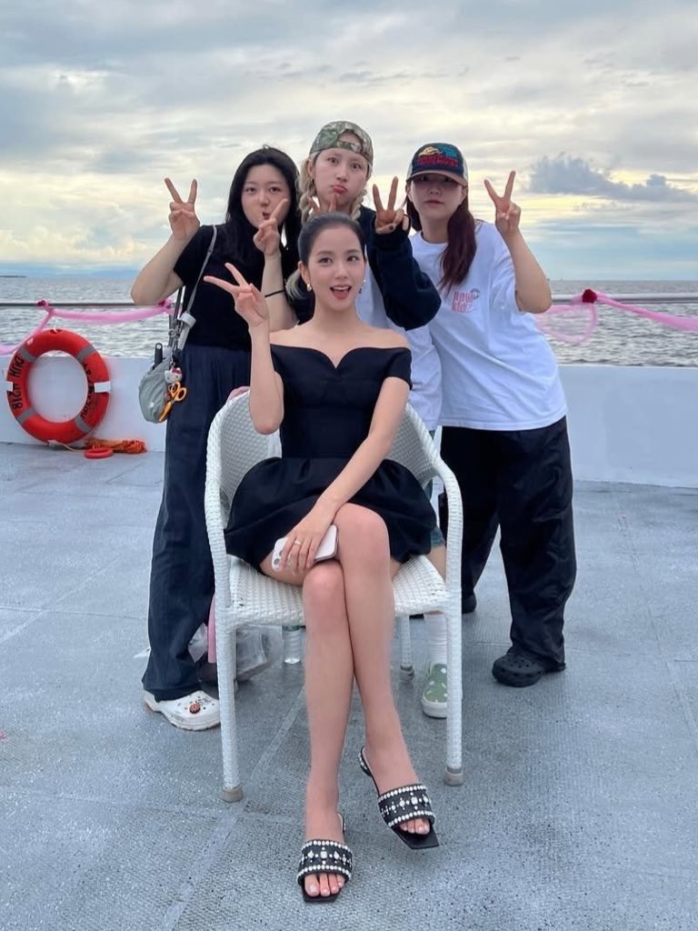 jisoospic's tweet photo. JISOO with her team for Boyfriend on Demand https://t.co/CFkvVbreVw