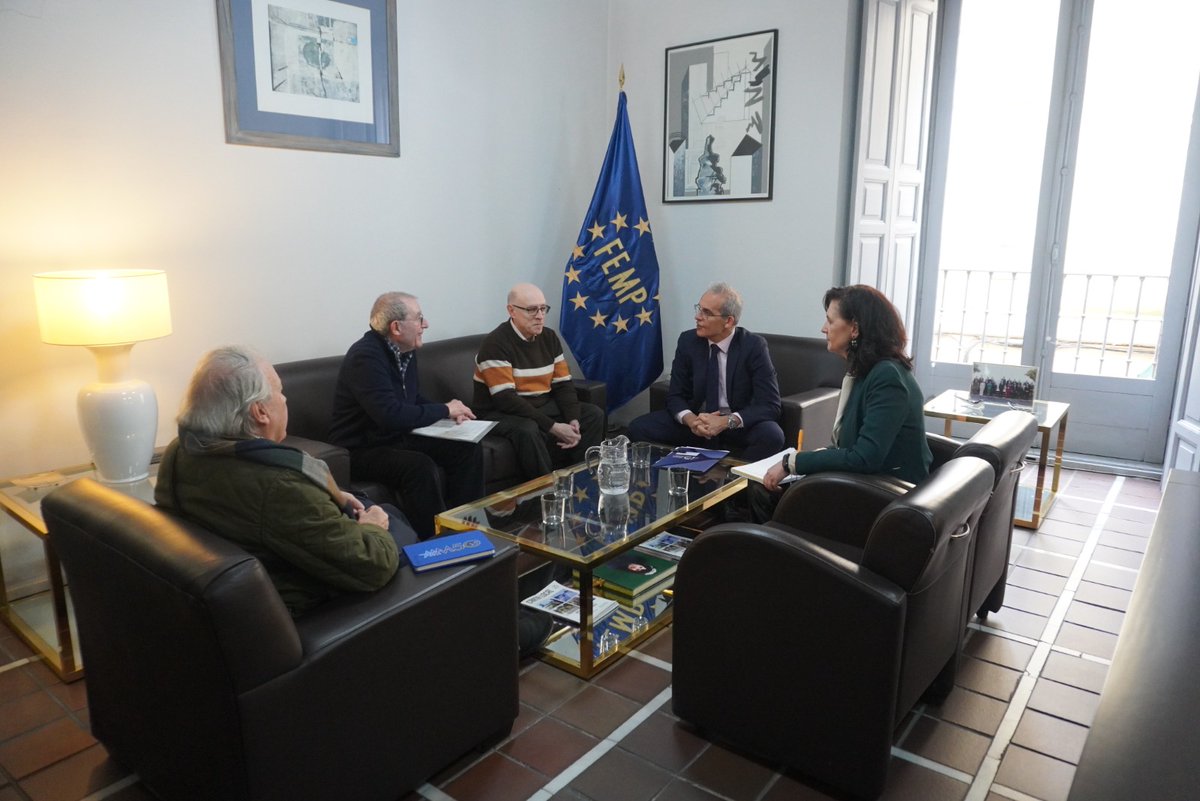 fempcomunica's tweet image. 🔭La #FEMP se reúne con la Agrupación Astronómica de Madrid.

🌖Han abordado el #eclipse del próximo mes de agosto, un fenómeno inusual, que se podrá ver en España, que tendrá una gran repercusión internacional, un importante seguimiento y la llegada de muchos visitantes.