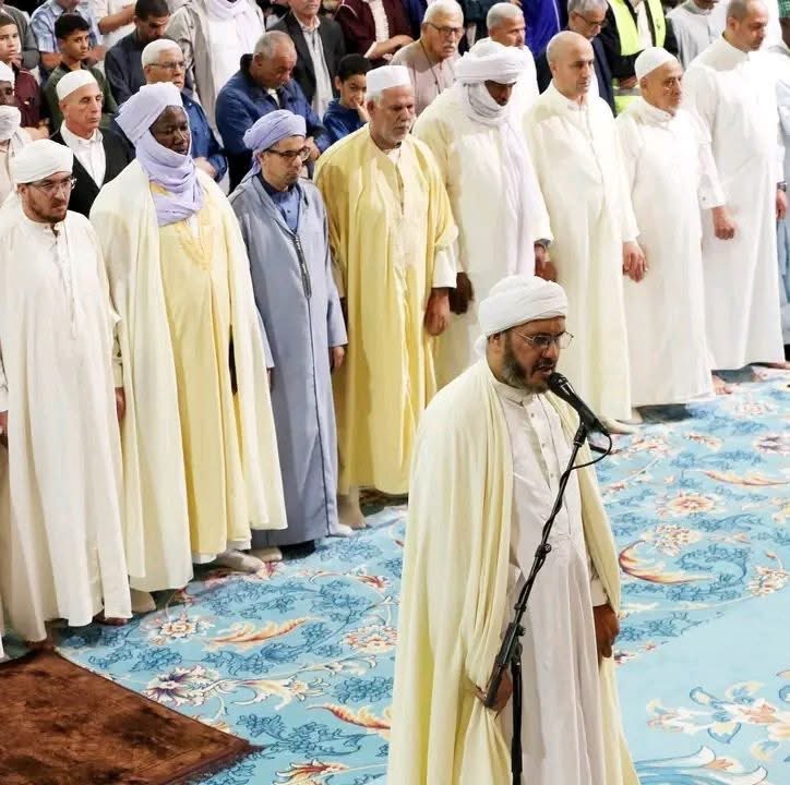 baldseto's tweet photo. Les savants Malikites considèrent comme répréhensible le fait d’accomplir la prière du Tahajjud en groupe (qiyamul layl) dans les mosquées et lieux de prière, même s’il s’agit de 2 personnes seulement.
Et ils ont recommandé de l’accomplir individuellement de manière absolue. 1/ https://t.co/dOhRSWL8ws
