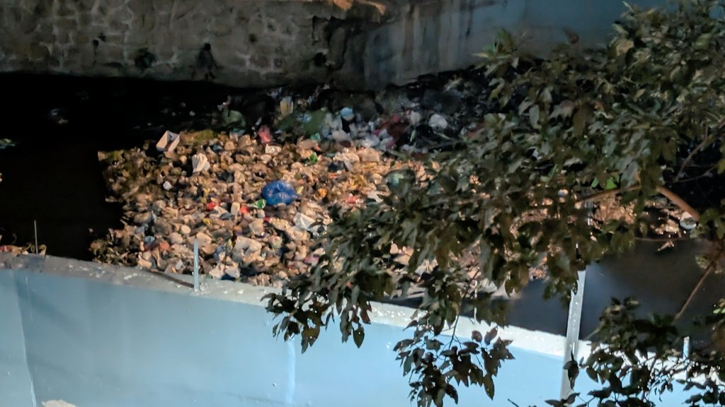 talsaniakeyur93's tweet photo. Open nullah near Vidyavihar Station has turned into a dumping spot for garbage. This is blocking water flow and causing stagnant water &amp; mosquito breeding, creating a serious health risk.
Request urgent cleaning and action.
@mybmcWardN
@mybmc @mybmcSWM @TawdeRitu @ParagShahBJP https://t.co/Povgdz9XYE