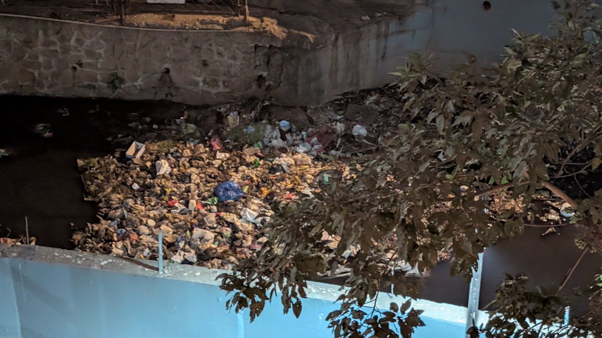 talsaniakeyur93's tweet photo. Open nullah near Vidyavihar Station has turned into a dumping spot for garbage. This is blocking water flow and causing stagnant water &amp; mosquito breeding, creating a serious health risk.
Request urgent cleaning and action.
@mybmcWardN
@mybmc @mybmcSWM @TawdeRitu @ParagShahBJP https://t.co/Povgdz9XYE
