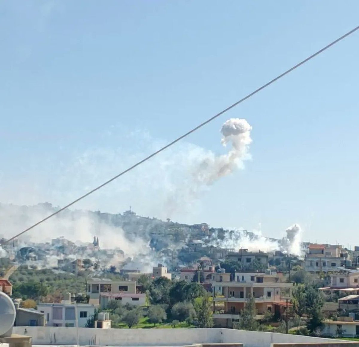 🇱🇧🇮🇱- L’ONG Human Rights Watch affirme que l’armée israélienne a utilisé des munitions au phosphore blanc au-dessus d’une zone résidentielle dans le sud du Liban. 

- Une pratique interdite par le droit international humanitaire, mais régulièrement utilisée par Israël.