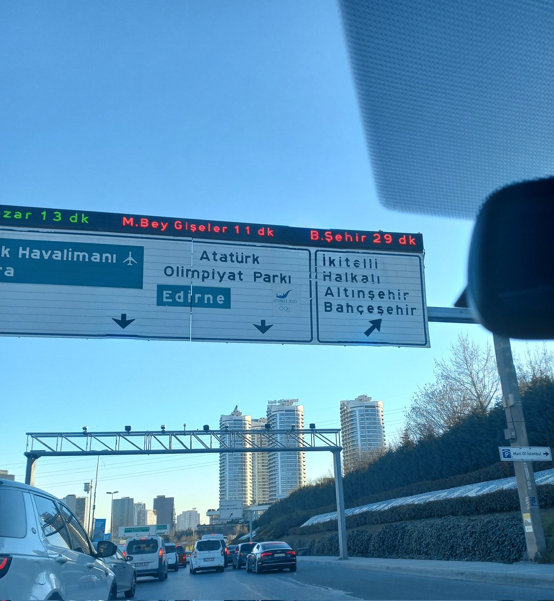 İstanbul çok güzel ya, trafikte tüm günü hatta tüm hayatını düşünüp yeni kararlar alacak imkan ve zaman tanıyor insana🤦‍♂️