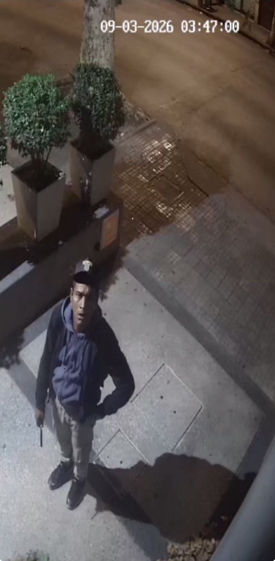 🚨NUEVA ALERTA REGISTRADA🚨

La usuaria Julieta se registró en la plataforma para realizar su primer reporte y alertar a la comunidad.

Durante la madrugada del lunes, un individuo intentó ingresar a su edificio armado con un cuchillo.
El sujeto forzó la cerradura, cortó la fibra