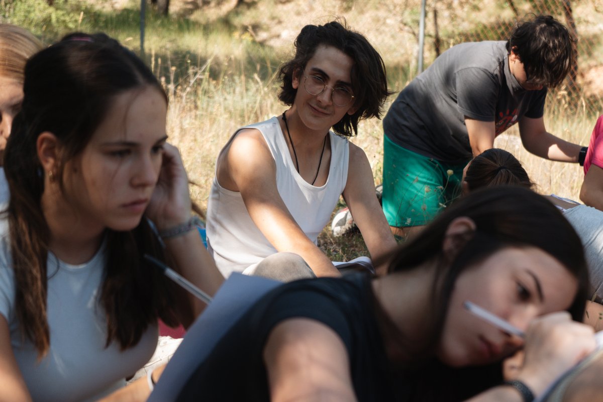 asoc_ACTUA's tweet photo. 👩‍👩‍👦‍👦 No es una actividad más del programa.
Es un espacio donde los chicos pueden decir cómo se sienten, compartir lo que les está gustando o lo que les cuesta. El monitor no dirige: acompaña y facilita que el grupo se escuche https://t.co/5uDDdYhfIA