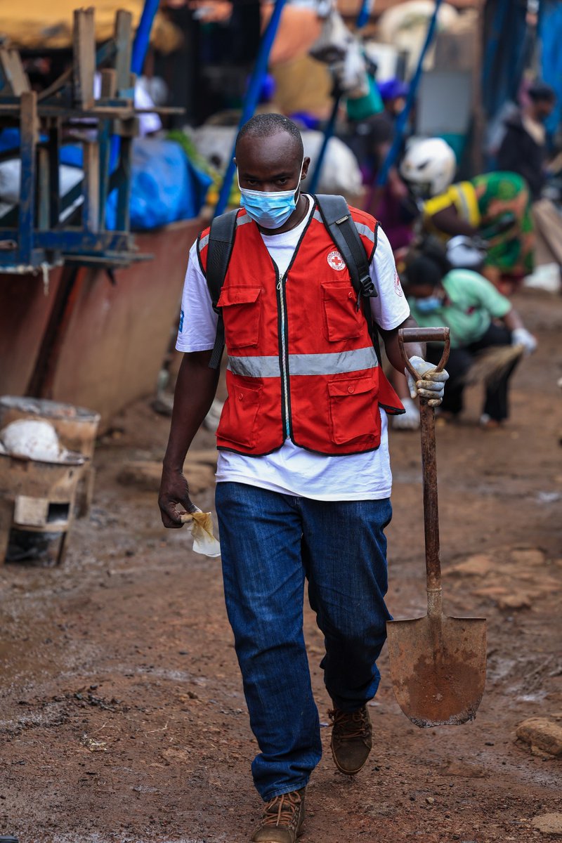 UgandaRedCross's tweet image. Kampala North Branch community service at Mulago Market led by our volunteer, Omulangila Wassajja. This activity is important for promoting community health, improving sanitation, and helping prevent the spread of diseases in busy public areas.
#CommunityHealth
#Weyonje 
@KCCAUG