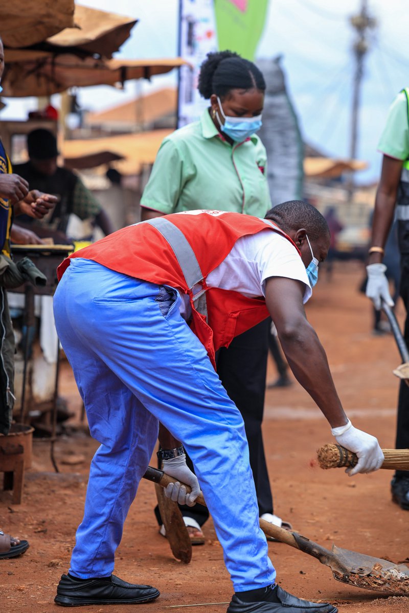 UgandaRedCross's tweet image. Kampala North Branch community service at Mulago Market led by our volunteer, Omulangila Wassajja. This activity is important for promoting community health, improving sanitation, and helping prevent the spread of diseases in busy public areas.
#CommunityHealth
#Weyonje 
@KCCAUG