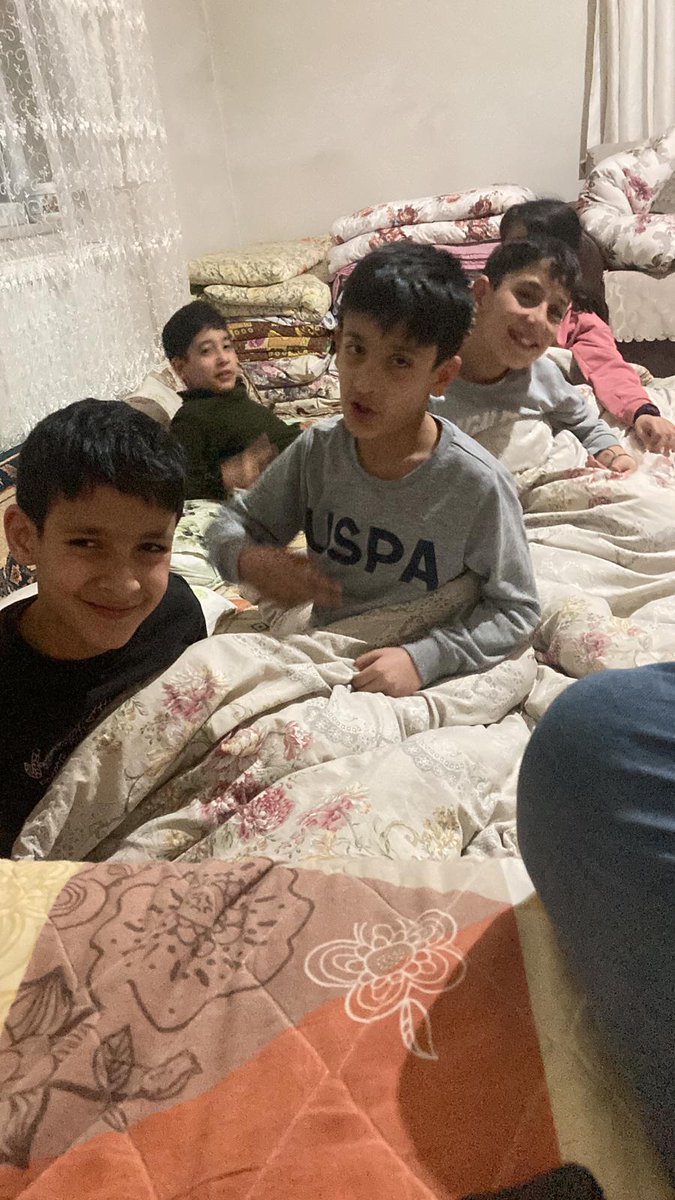 BEŞİZLERİ UNUTMAYIN...

Anne ve babaları üç yıldır tutuklu beşiz ve ablaları altı kardeş Malatya'nın köyünde yaşıyor.

Dayı Kenan Demirbağın da üç çocuğu var.

Bayramdan önce bu çocukları sevindirmeyi unutmayın.

Zekat, fitre, sadaka vermek dinin emridir.

Kimse bunları yaptığı