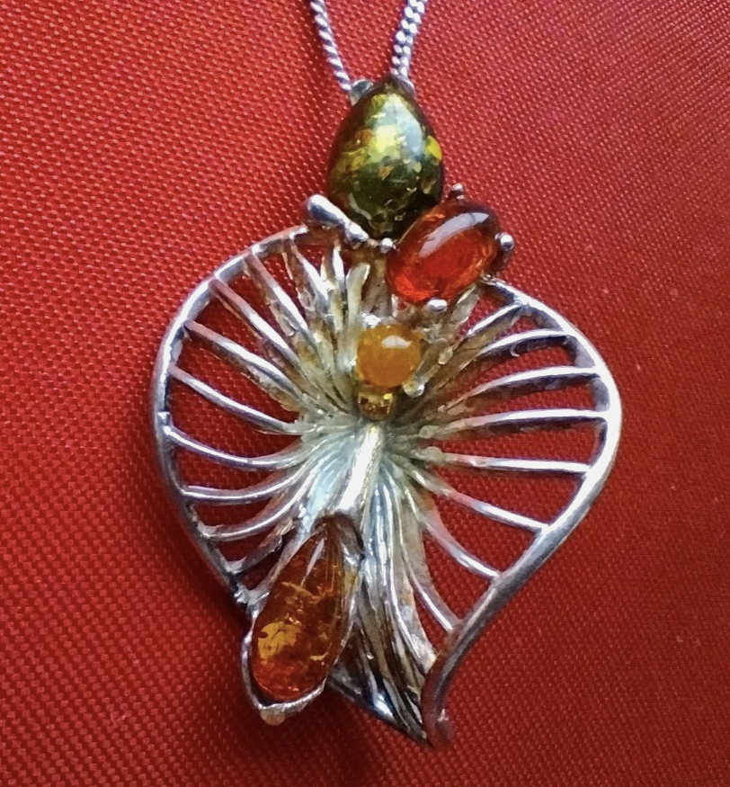 InessaW29's tweet photo. Check out Gorgeous VINTAGE STERLING SILVER Floral NECKLACE NATURAL AMBER GREAT GIFT UK 

https://t.co/WtglxjBrM1

#MHHSBD #Silver #vintage #necklace #amber #gorgeous #pendant #vintagejewelry #ebayfinds #gifts #jewelry #giftidea #eBaySeller #presents #mothersdaygift https://t.co/yBgOkJ0uS3
