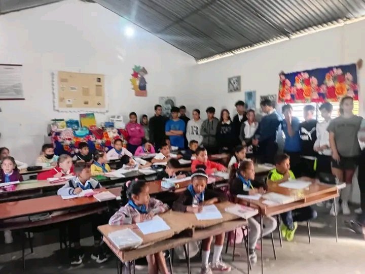 Hoy la institución educativa Antonio Guiteras se convirtió en un escenario de aprendizaje vivo donde estudiantes de 9no grado de la ESBU Mártires de la Familia Romero participaron en un intercambio con docentes y alumnos de diferentes grados.