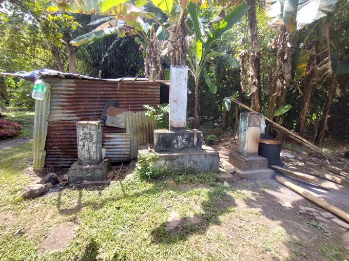 この「かつて日本人が比島での戦没者慰霊のために建てた寺が、今では 土地所有者の家族の自宅になって戦艦武蔵の慰霊碑の隣でカレー(?)をグツグツ煮ている」という光景のインパクトはすごかった。事前に どういう状況かは知ってたんだけど、百聞は一見にしかずと。カレーは美味しそうだった。