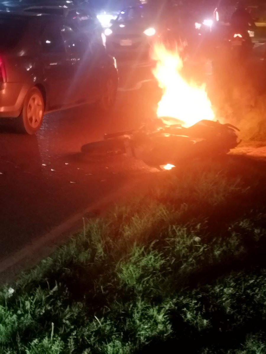 En el barrio Brasil, la comunidad prendió fuego a una motocicleta que presuntamente era utilizada por delincuentes para cometer robos bajo la modalidad de raponazo. Según informaron los vecinos, los sujetos lograron huir en otra moto y dejaron abandonado el vehículo.