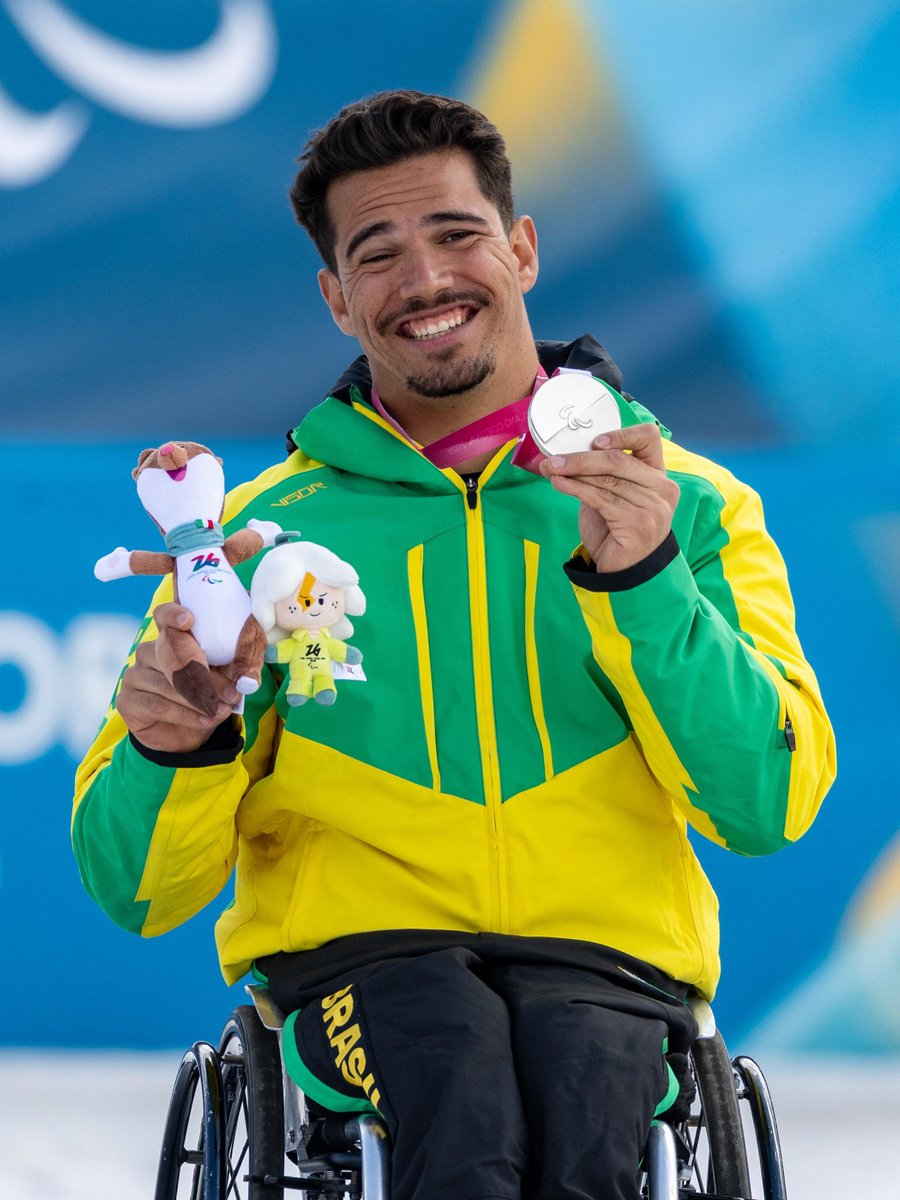 Lucas Pinheiro Braathen, o primeiro latino-americano medalhista olímpico de inverno 

Cristian Ribera, o primeiro latino-americano medalhista paralímpico de inverno 

O esporte brasileiro é foda demais! 

🥹🇧🇷❤️❄️🥇🥈