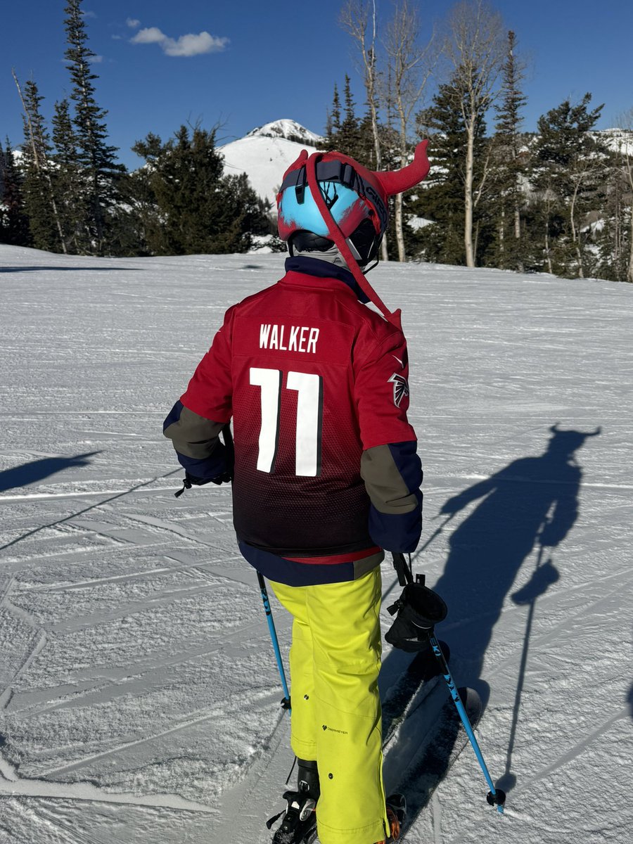 ATLKB's tweet photo. nice to see @JalonWlaker represented on the slopes - let’s go @AtlantaFalcons #dirtybirds https://t.co/Iaa6LW0NIe
