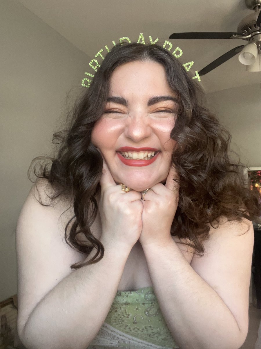 it would be such a dream come true if my fellow spicy pisces <a href="/oliviarodrigo/">Olivia Rodrigo</a> and <a href="/ChappellRoan/">Chappell Roan</a> wished me a happy birthday today♓️💘☘️✨