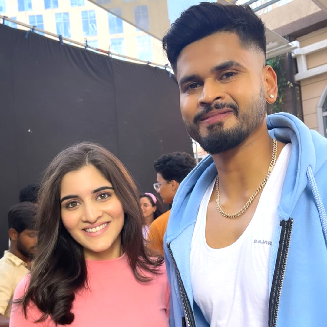 कभी श्रीदेवी के साथ ऑनस्क्रीन बेटी की रोल किए थे छोटे उम्र मै और आज श्रेयस अय्यर के साथ दिखी।

इनका नाम नाविका कोटिया है फिल्म और टीवी शोज मै भी काम कर चुके हैं।

जब से ये श्रेयस अय्यर के साथ एक विज्ञापन की शूटिंग की तब से लोग कयास करने लगे कि इनके....See more