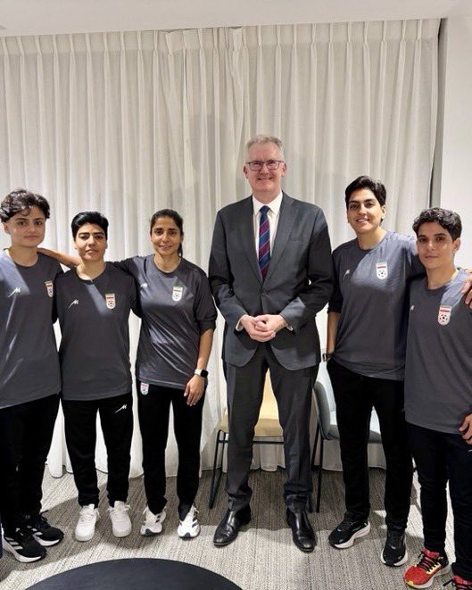 lechuzeta's tweet image. 5 Mujeres #Iraníes que ya son libres..  
Lo primero que han hecho es tirar los velos y trapos al contenedor de basura!
Gracias #Australia @AlboMP..! Gracias @POTUS
#IranFreedom #IranRevolution2026‌ #IranMasscre