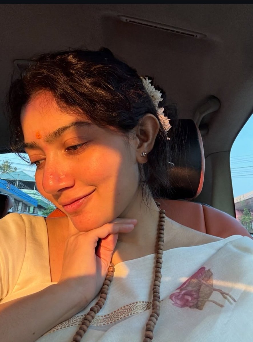 saipallavi92fan's tweet photo. Seeing her smile is what i needed to see today and all my tomorrows
@Sai_Pallavi92 ❤️
#SaiPallavi #igpost https://t.co/4ya8c4XWpu