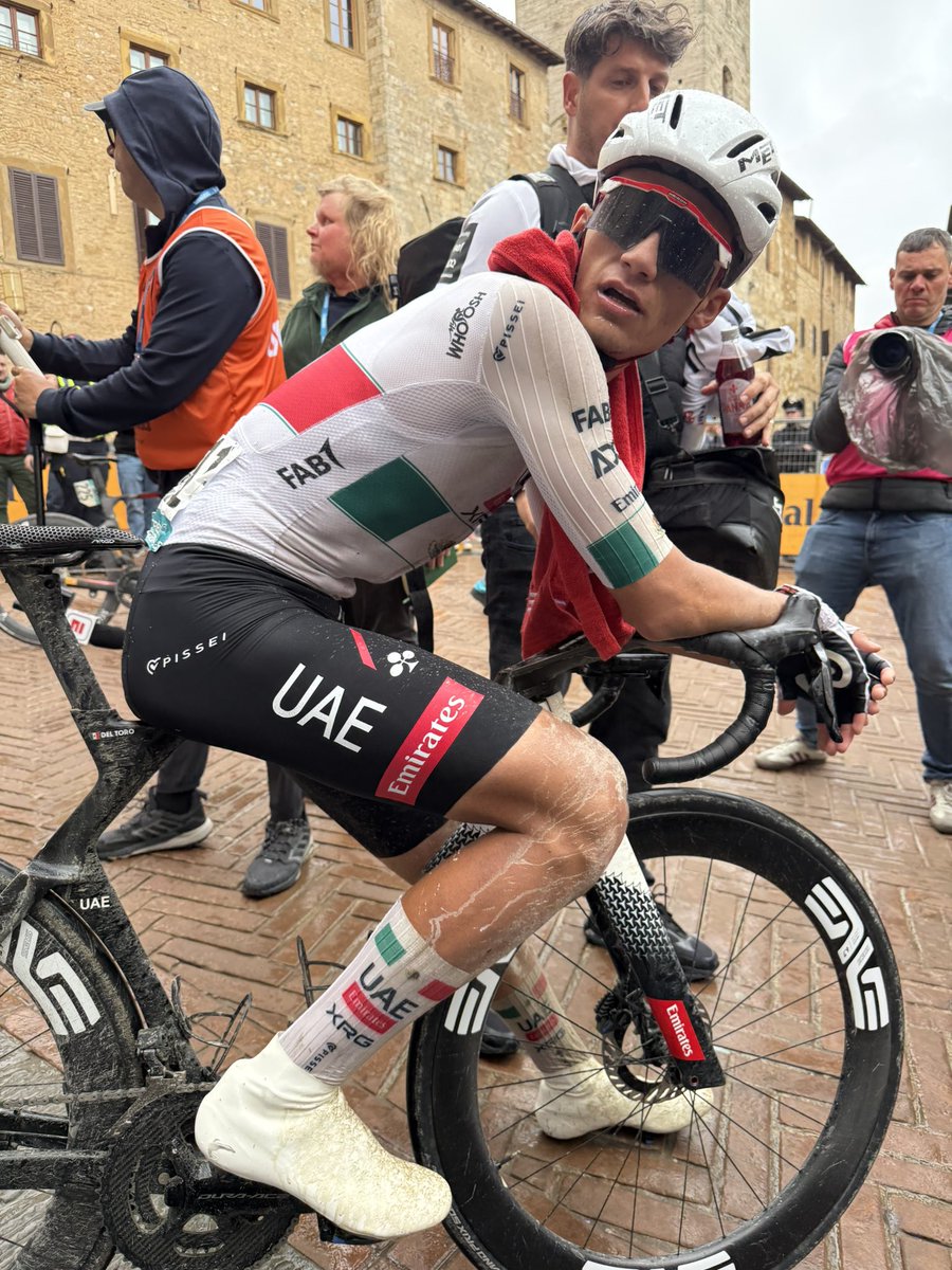 🥈 for <a href="/ISAACDELTOROx1/">ISAAC DEL TORO ROMERO</a> and into the leader’s jersey 💙 at the #TirrenoAdriatico 🇮🇹.

Fought all the way to the final white roads. Proud of the effort 🐂.

#WeAreUAE
