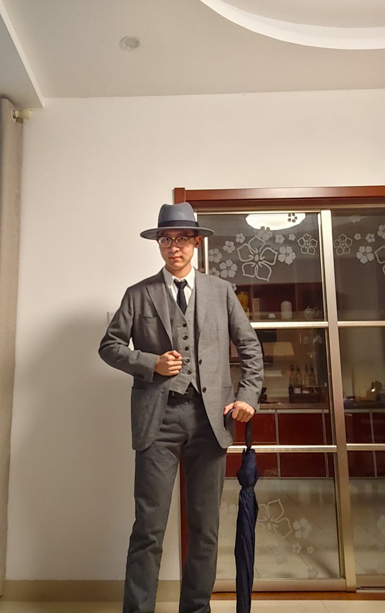なんでか分からないけど、この服装だと40年代のフィルムノワールの探偵とかマフィアっぽく感じる……