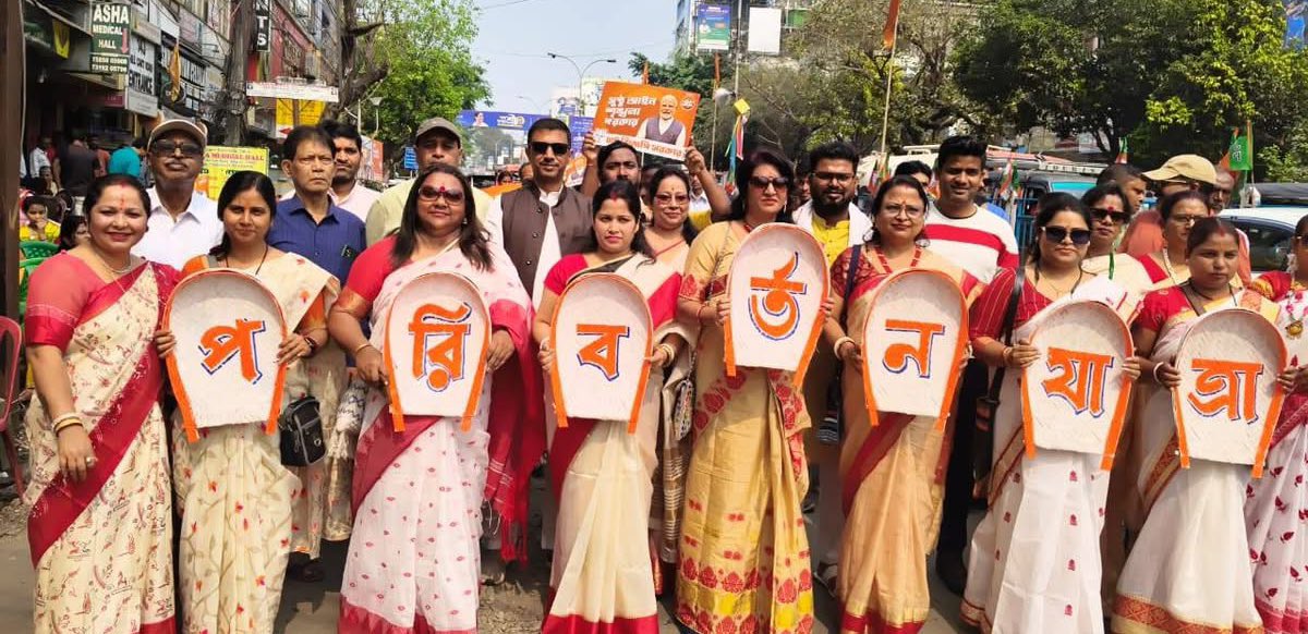 RatneshKBJP's tweet image. आज परिवर्तन यात्रा के दौरान वीनस मोड़ सिलीगुड़ी की महिला कार्यकर्ताएं बहनों के साथ।
#PaltanoDorkarChaiBJPSorkar #Siligudi #siliguri 
#Bengal 
#ratneshkushwaha #Patnasahib