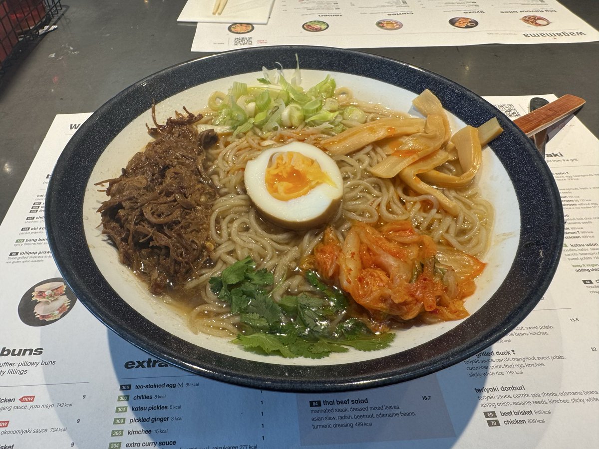kojipole's tweet photo. トランジットのヒースローでwagamamaチャレンジ。なるほど食べ手の技術が試される一杯だこれ。でも麺はどうしようもない。 https://t.co/iIZHTUVv5p