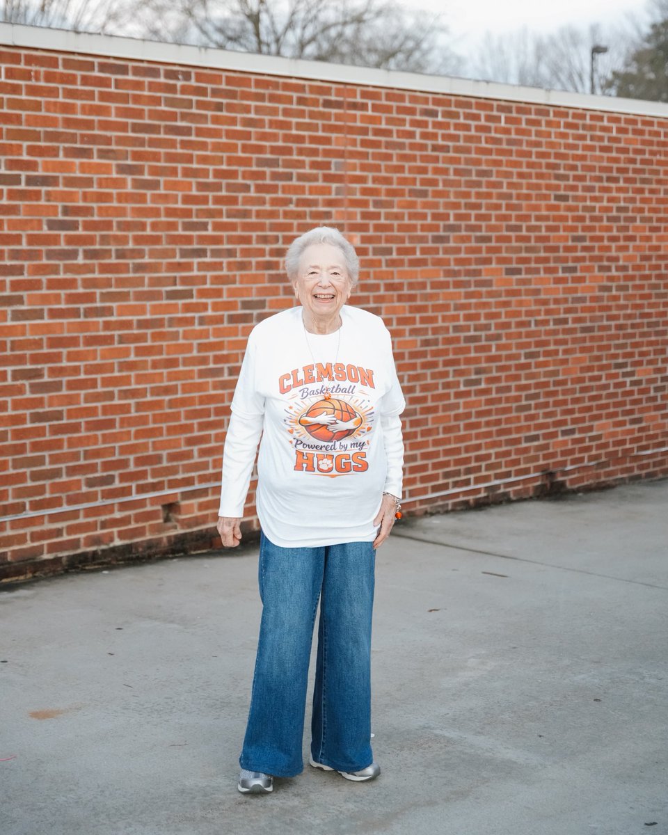 ClemsonMBB's tweet photo. Our biggest supporter!🧡

Shoutout to Mrs. Welling for this awesome shirt! https://t.co/HnMpf0Utjz